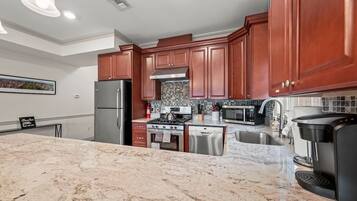 Jääkaappi, mikroaaltouuni, uuni, astianpesukone