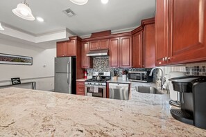 Frigorífico, microondas, horno y lavavajillas