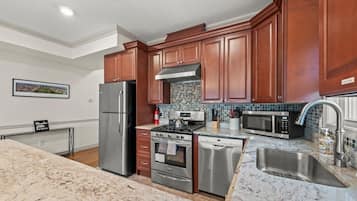 Kühlschrank, Mikrowelle, Ofen, Geschirrspüler