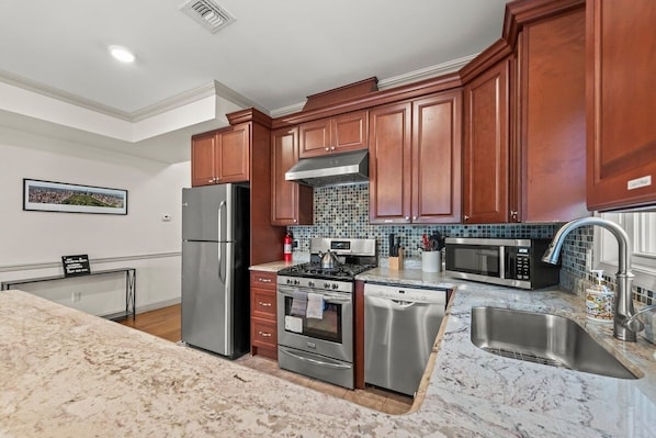 Kühlschrank, Mikrowelle, Ofen, Geschirrspüler