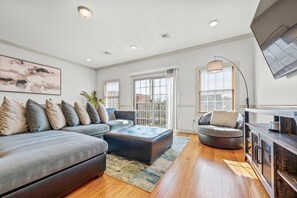 TV - Cozy Jersey City/NYC Oasis w/ Double Balcony (Jersey City)