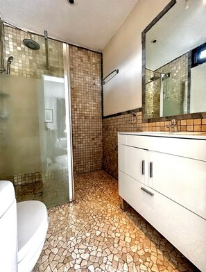 Shower, hair dryer, towels, soap - Detached apartment with sea views in a private estate (Marbella)