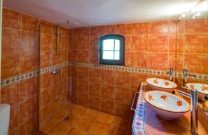 Shower, hair dryer, towels, soap - Detached apartment with sea views in a private estate (Marbella)