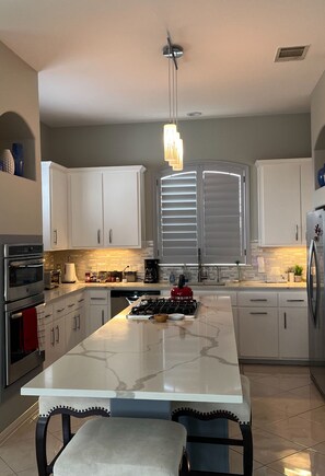 Geladeira, micro-ondas, fogão, cooktop