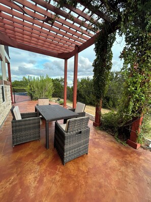 Outdoor dining - Spacious 5-bedroom house with Gorgeous Views, Luxury and Privacy! (Leander)