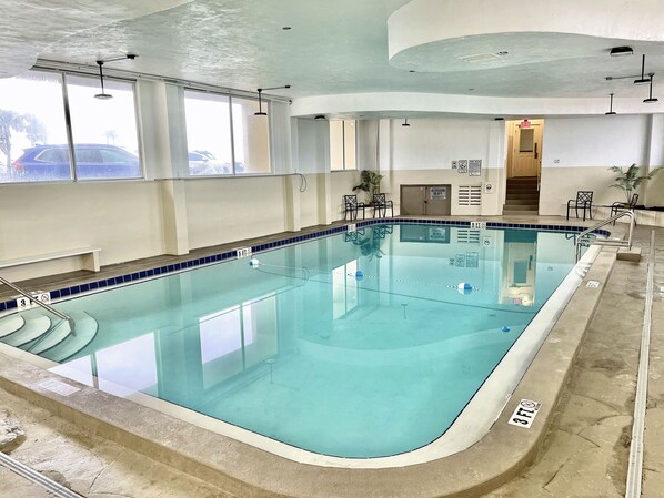 Inomhuspool och utomhuspool