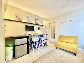 Tv, bordsfotboll, böcker och datorskärmar