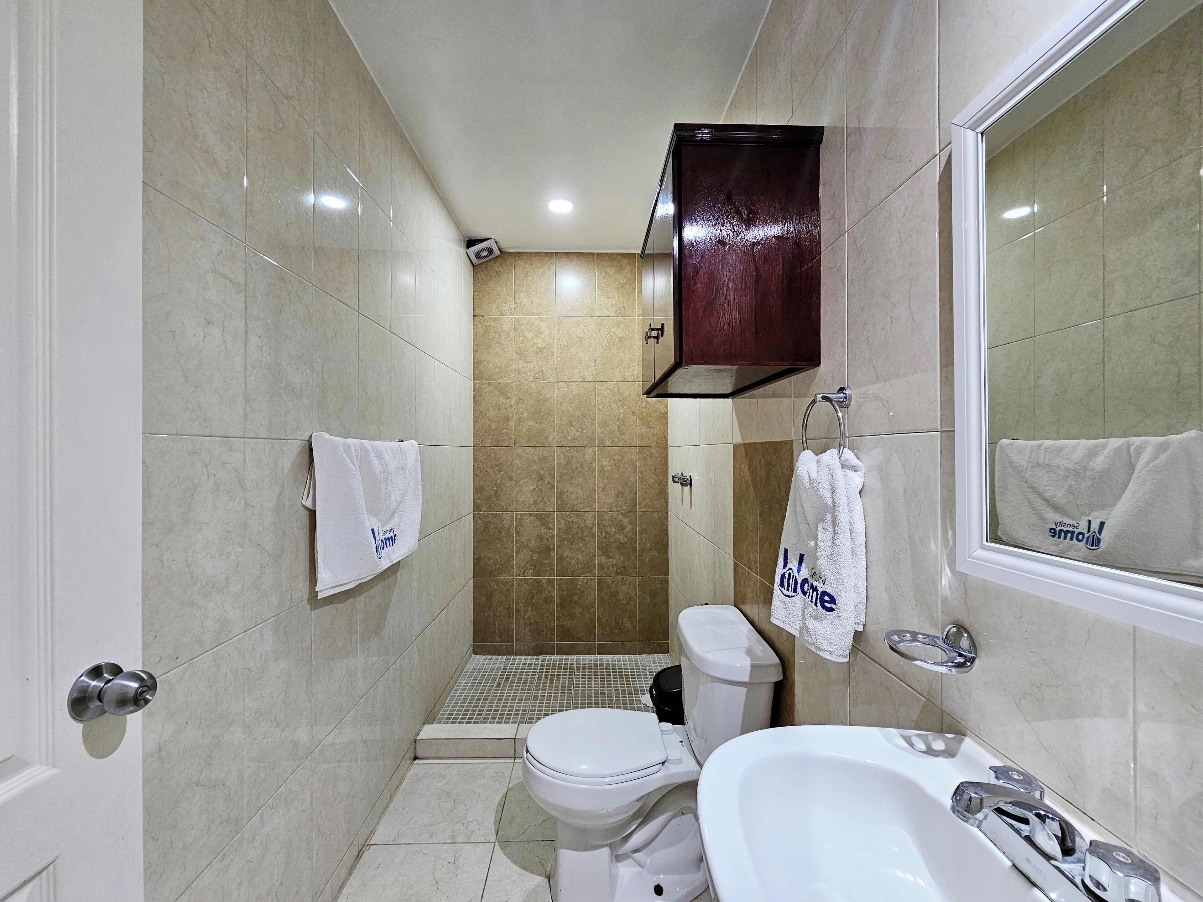 Ducha, secador de pelo, toallas y champú