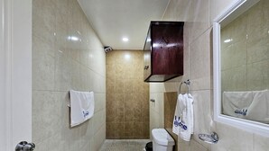 A bathroom with a toilet, sink, and shower area. - Apartment in Tehuacan 2 bedrooms, WiFi, equipped kitchen and close to downtown (Tehuacán)