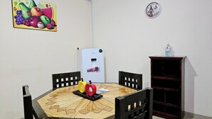 A dining area with a round table, chairs, a refrigerator, and a clock on the wall. - Apartment in Tehuacan 2 bedrooms, WiFi, equipped kitchen and close to downtown (Tehuacán)