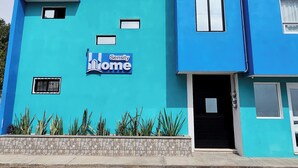 A building with a blue facade, multiple windows, and a sign that reads "Sensity Home". - Apartment in Tehuacan 2 bedrooms, WiFi, equipped kitchen and close to downtown (Tehuacán)