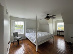 3 makuuhuonetta, tallelokero huoneessa, työpöytä, silitysrauta/-lauta