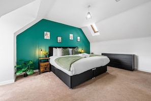 4 bedrooms, iron/ironing board, free WiFi, bed sheets - 4 Bed House Sleeps 8, Bullring/City Centre, Free Parking, WiFi, King Size Beds (West Midlands)
