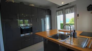 Een koelkast, een microgolfoven, een oven, een kookplaat