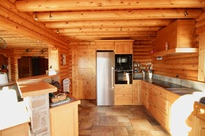 Fridge, microwave, oven, stovetop - Chalet l'Essentiel (Font-Romeu-Odeillo-Via)