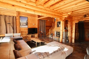 TV, fireplace - Chalet l'Essentiel (Font-Romeu-Odeillo-Via)