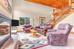 TV, fireplace - Salida CO Rentals - Home nestled in the trees, 5 minutes from downtown Salida (Salida)