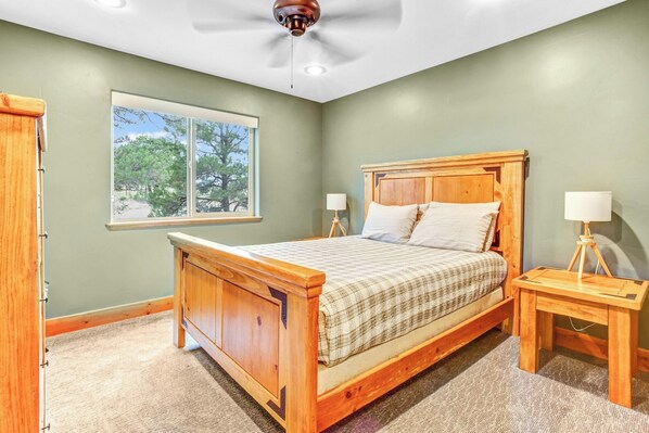 2 bedrooms, iron/ironing board, WiFi, bed sheets - Salida CO Rentals - Home nestled in the trees, 5 minutes from downtown Salida (Salida)