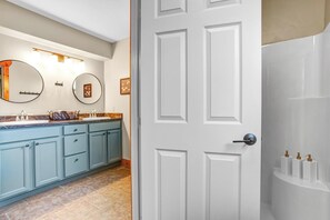 Shower, hair dryer, towels - Salida CO Rentals - Home nestled in the trees, 5 minutes from downtown Salida (Salida)