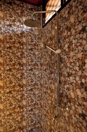 Douche, séchoir à cheveux, serviettes fournies, savon