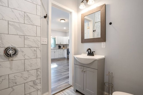 Chic 2BR/2BA Near Dining & Shops