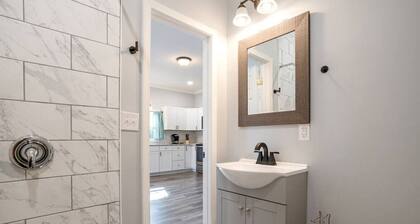 Chic 2BR/2BA Near Dining & Shops