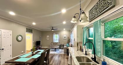 Chic 2BR/2BA Near Dining & Shops