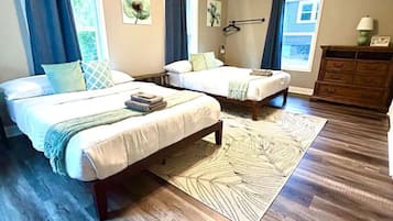 Tabla de planchar con plancha, wifi, ropa de cama