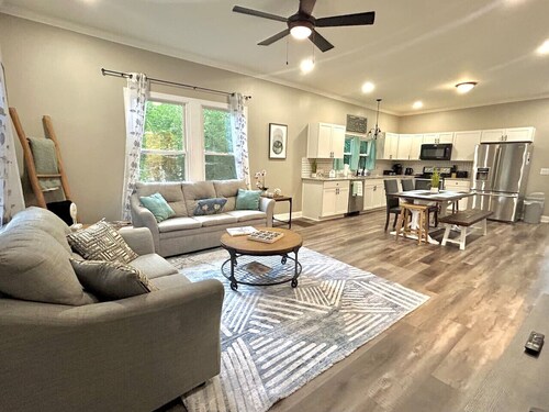 Chic 2BR/2BA Near Dining & Shops