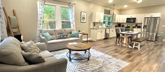 Chic 2BR/2BA Near Dining & Shops