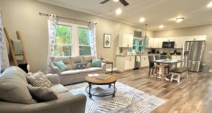 Chic 2BR/2BA Near Dining & Shops