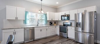 Chic 2BR/2BA Near Dining & Shops
