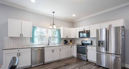 Chic 2BR/2BA Near Dining & Shops