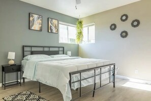 4 عدّة غرف نوم ومكواة/لوح كي وواي فاي وملاءات أسرّة