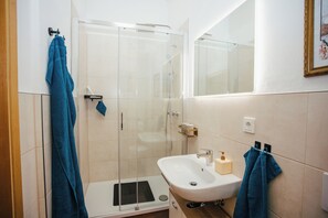 Ducha, artículos de tocador ecológicos, secador de pelo, toallas