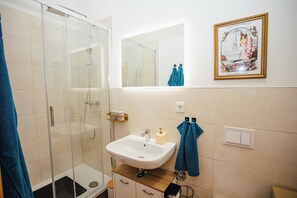 Dusche, umweltfreundliche Kosmetikartikel, Haartrockner, Handtücher