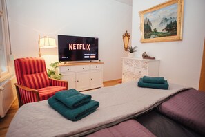 1 Schlafzimmer, Zimmersafe, Schreibtisch, Bügeleisen/Bügelbrett