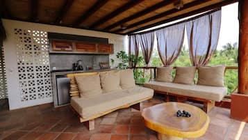 Deluxe Room, Beach View | Private kitchen