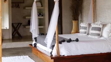 Rom – deluxe, strandutsikt | Blendingsgardiner, strykejern/-brett og wi-fi (inkludert)