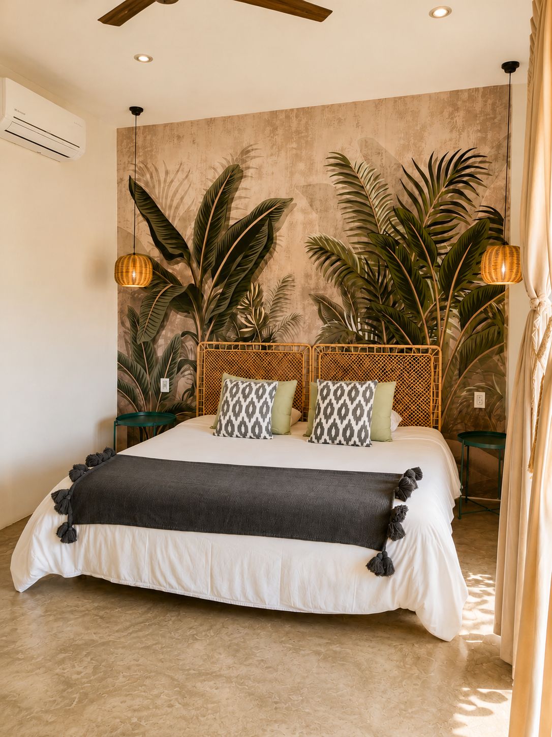 Un dormitorio con cama, un mural en la pared y dos mesitas de noche.