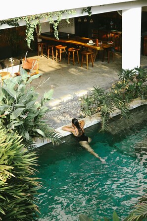 สระว่ายน้ำกลางแจ้ง