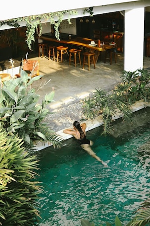 Una piscina al aire libre