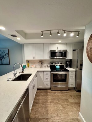 冰箱、微波炉、烤箱、炉灶