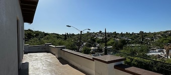 Cozy 2-bedroom house in charming Nogales with AC, WiFi