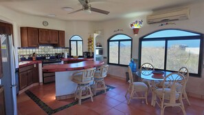 Fridge, microwave, oven, stovetop - 10 Minute Walk to Pickleball and the Sea of Cortez (Los Barriles)