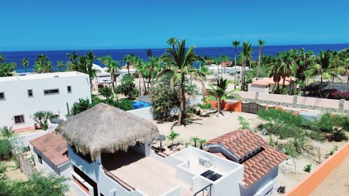 Casa De Las Mobulas near the beach and pickleball