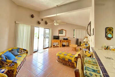Cozy Home One Off the Beach