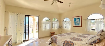 Cozy Home One Off the Beach