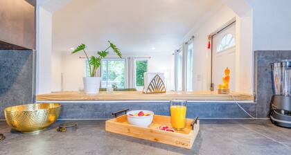 Sleeps 10 | Private Pool | Jacuzzi | BBQ | Games