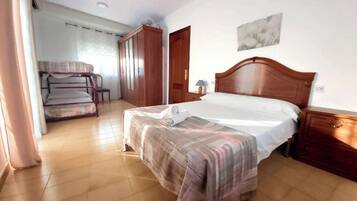 4 slaapkamers, een bureau, een strijkplank/strijkijzer, wifi